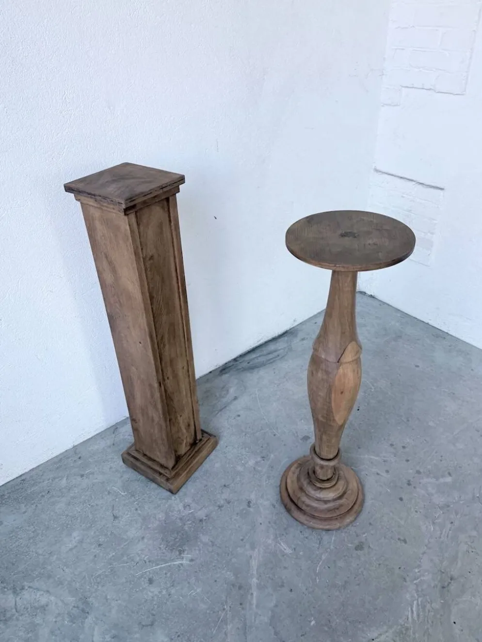 Paire de sellettes colonnes en bois 1950