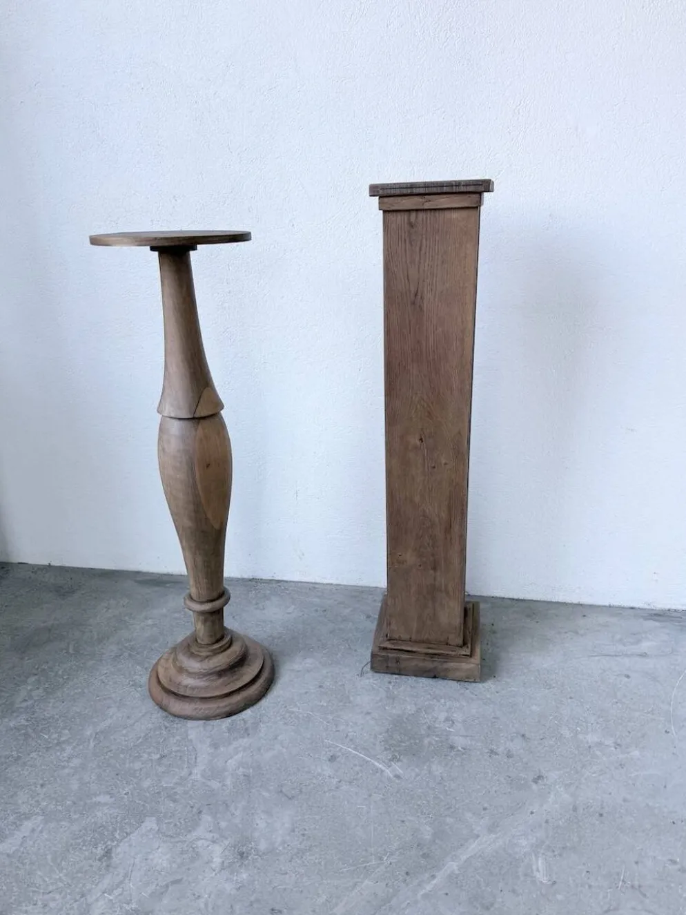 Paire de sellettes colonnes en bois 1950