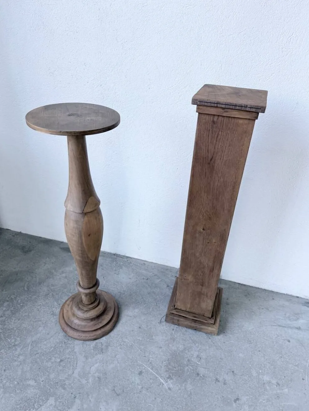 Paire de sellettes colonnes en bois 1950