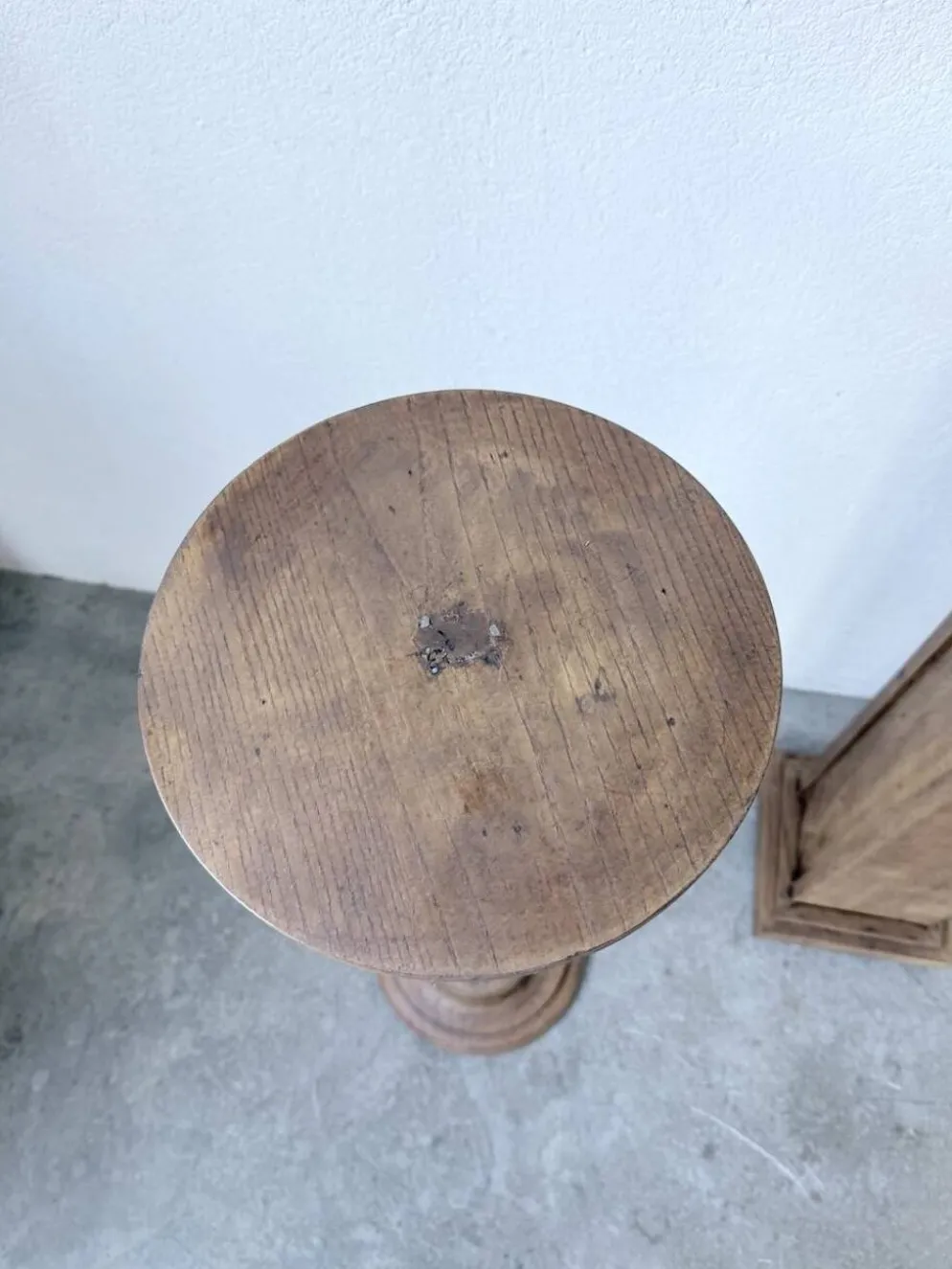 Paire de sellettes colonnes en bois 1950