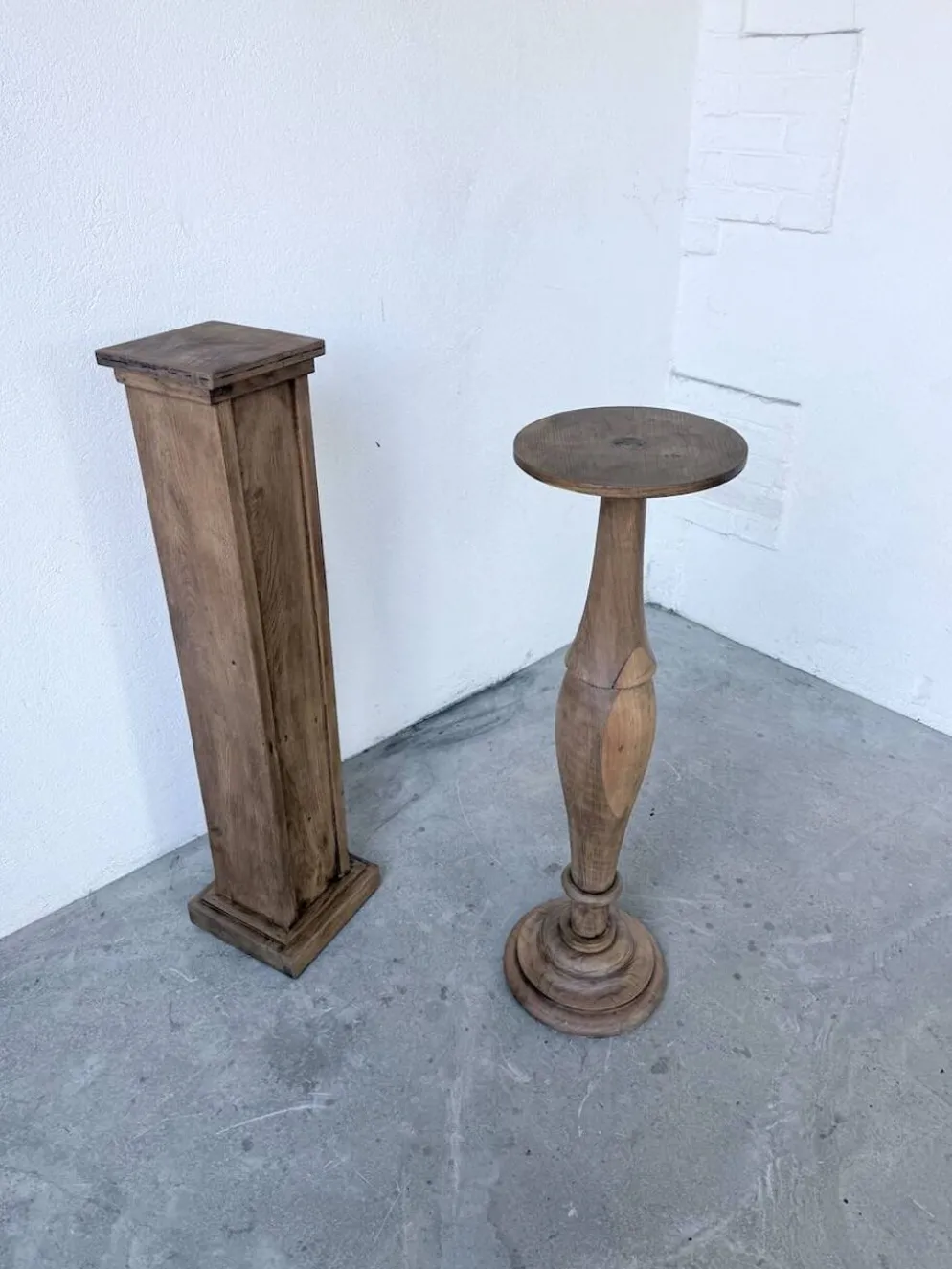 Paire de sellettes colonnes en bois 1950