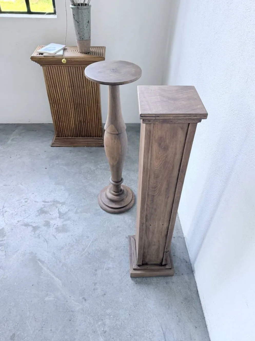 Paire de sellettes colonnes en bois 1950