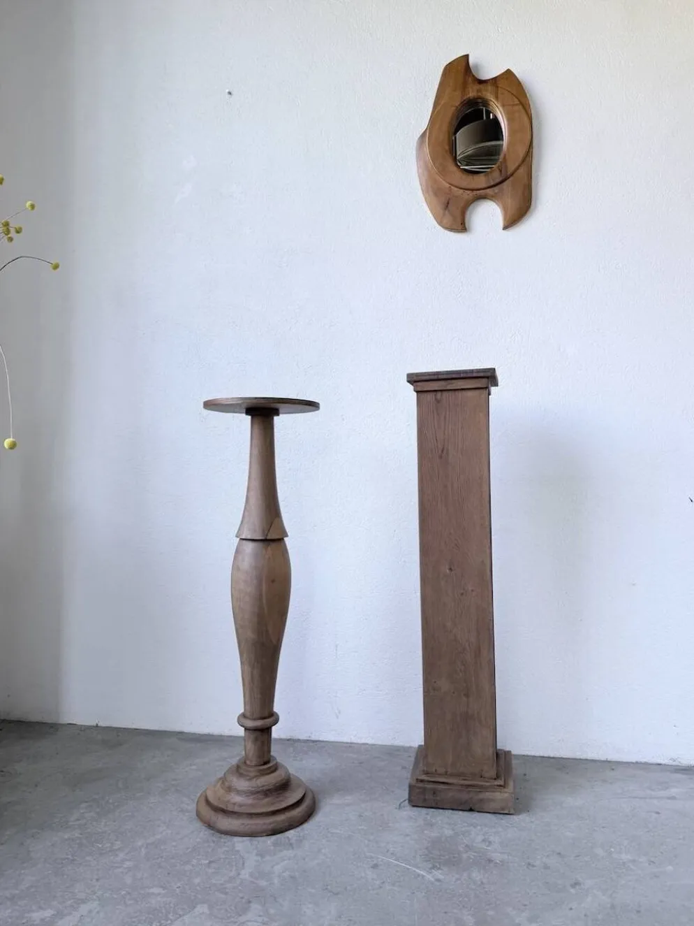 Paire de sellettes colonnes en bois 1950