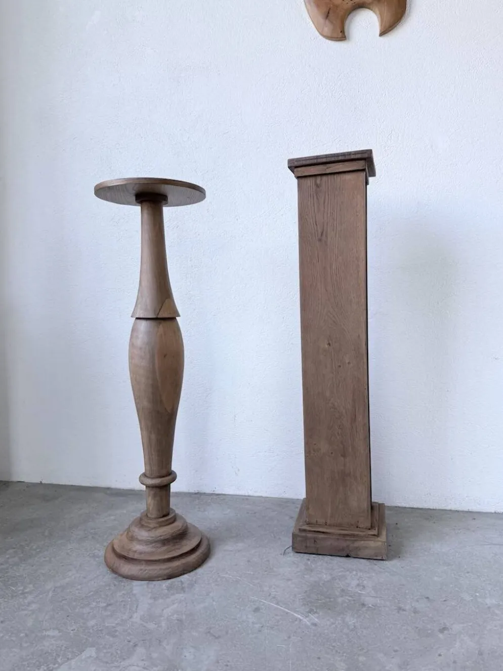 Paire de sellettes colonnes en bois 1950