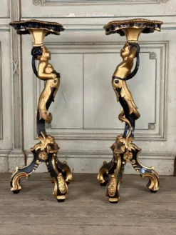 Paire de sellettes en bois sculpté, patine noire et dorée vers 1900