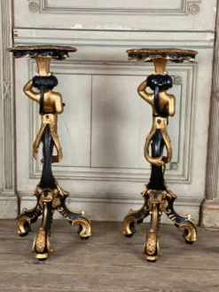 Paire de sellettes en bois sculpté, patine noire et dorée vers 1900