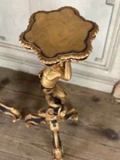 Paire de sellettes en bois sculpté, patine noire et dorée vers 1900