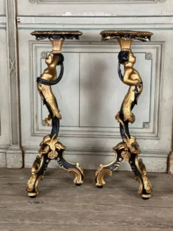 Paire de sellettes en bois sculpté, patine noire et dorée vers 1900