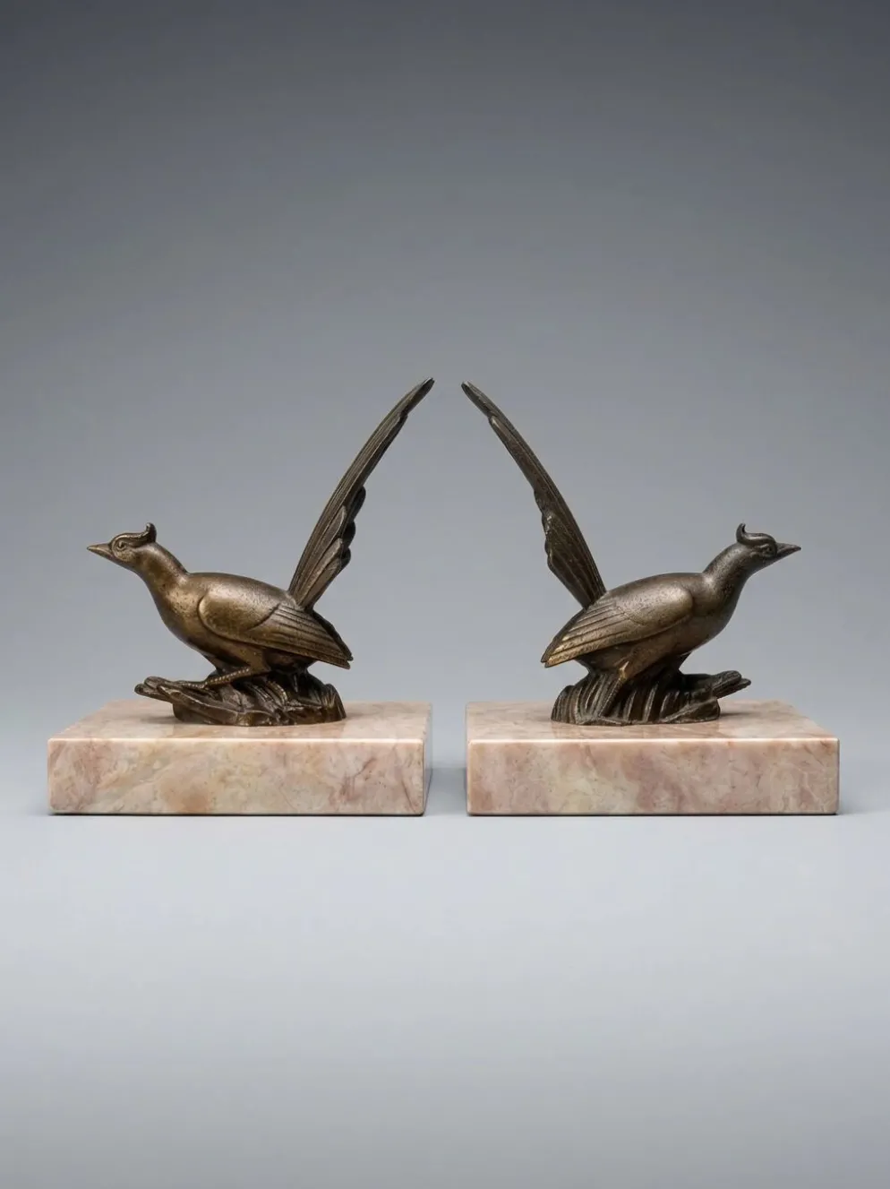 Paire de serre-livres Art Déco aux oiseaux – régule patiné et marbre rose