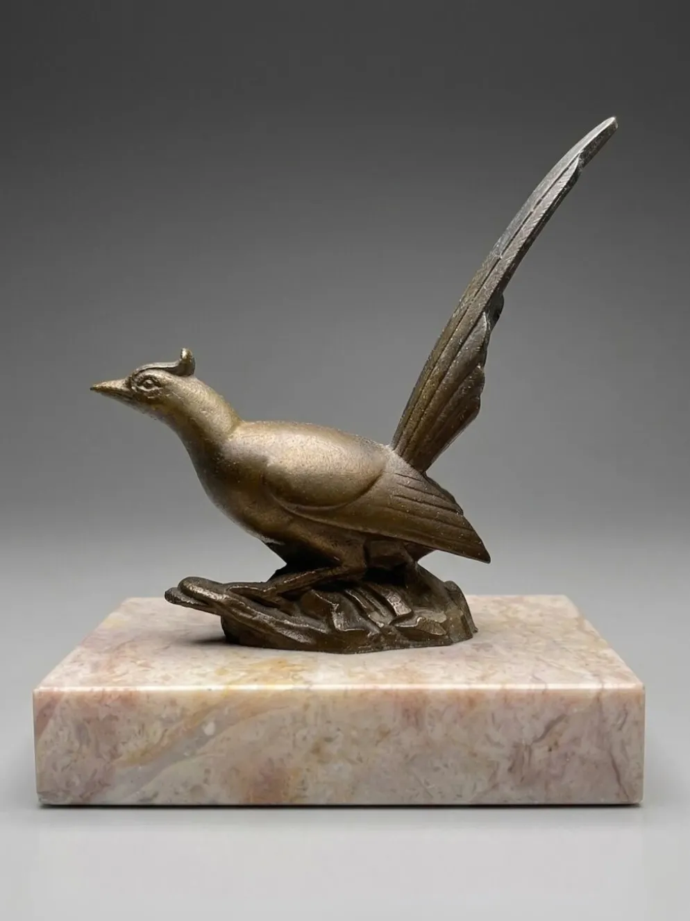 Paire de serre-livres Art Déco aux oiseaux – régule patiné et marbre rose