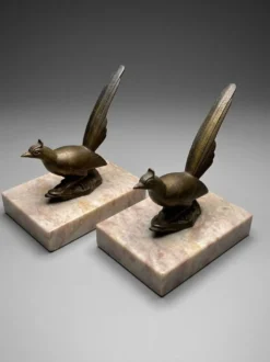 Paire de serre-livres Art Déco aux oiseaux – régule patiné et marbre rose