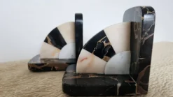 Paire de serre-livres Art Déco en marbre Portor et onyx, années 1930-1950