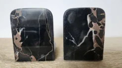 Paire de serre-livres Art Déco en marbre Portor et onyx, années 1930-1950