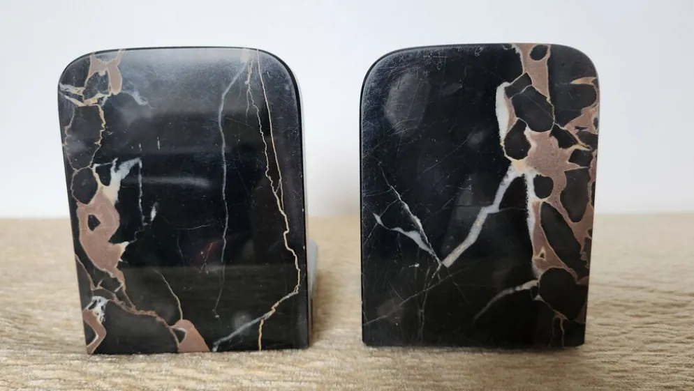 Paire de serre-livres Art Déco en marbre Portor et onyx, années 1930-1950