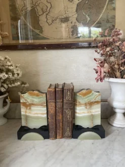 Paire de serre-livres Art déco onyx et marbre
