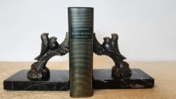 Paire de serre-livres Art Déco signée Frécourt, régule patiné & marbre noir