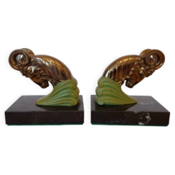 Paire de serre-livres Art Déco têtes de bélier, métal patiné et marbre noir