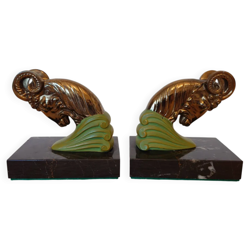 Paire de serre-livres Art Déco têtes de bélier, métal patiné et marbre noir