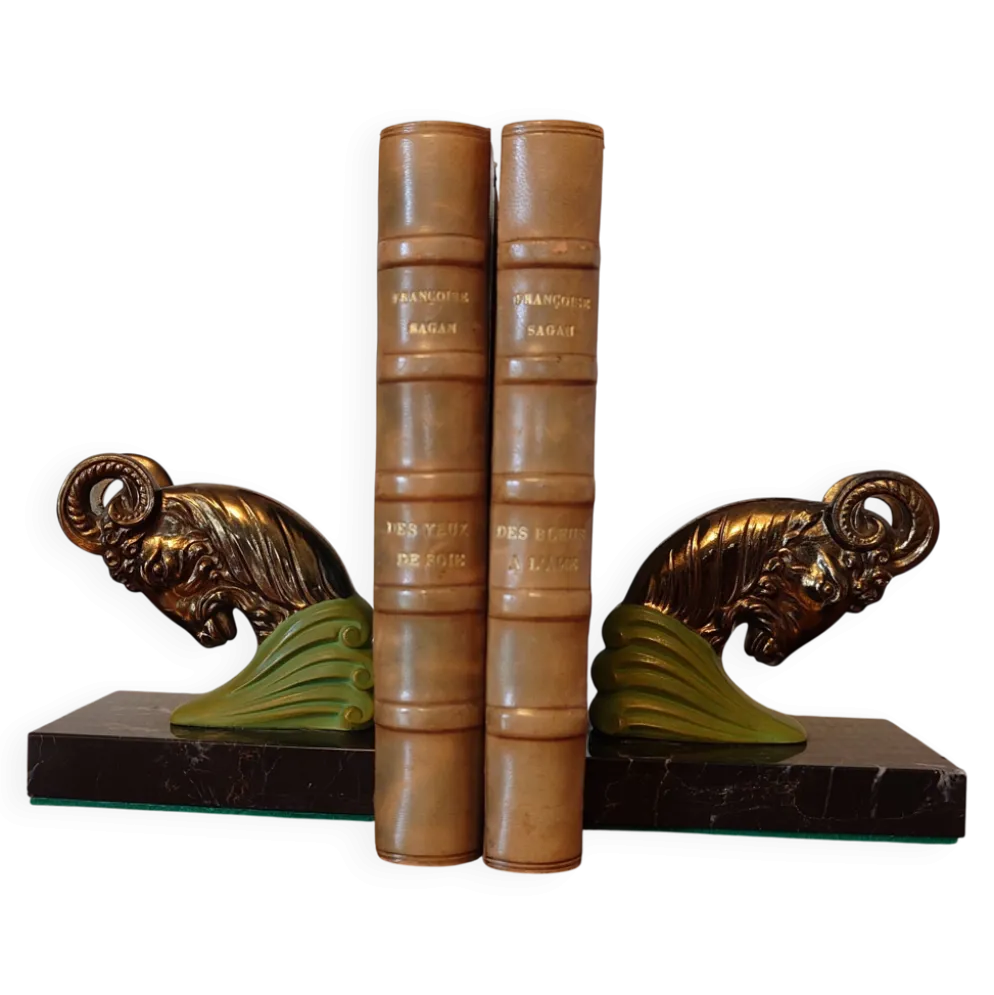Paire de serre-livres Art Déco têtes de bélier, métal patiné et marbre noir