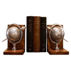 Paire de serre-livres Atlas Globe du 20ème siècle en métal et bois, supports décoratifs pour livres.