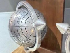 Paire de serre-livres Atlas Globe du 20ème siècle en métal et bois, supports décoratifs pour livres.