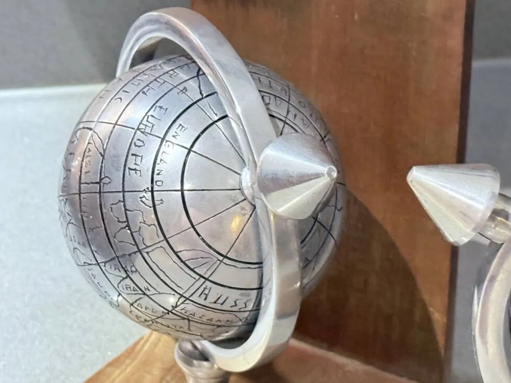 Paire de serre-livres Atlas Globe du 20ème siècle en métal et bois, supports décoratifs pour livres.
