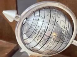 Paire de serre-livres Atlas Globe du 20ème siècle en métal et bois, supports décoratifs pour livres.