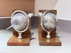 Paire de serre-livres Atlas Globe du 20ème siècle en métal et bois, supports décoratifs pour livres.