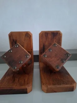 Paire de serre-livres avec dés en bois