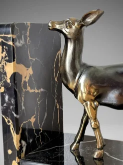 Paire de serre-livres biches en marbre noir et métal doré – Style Art Déco