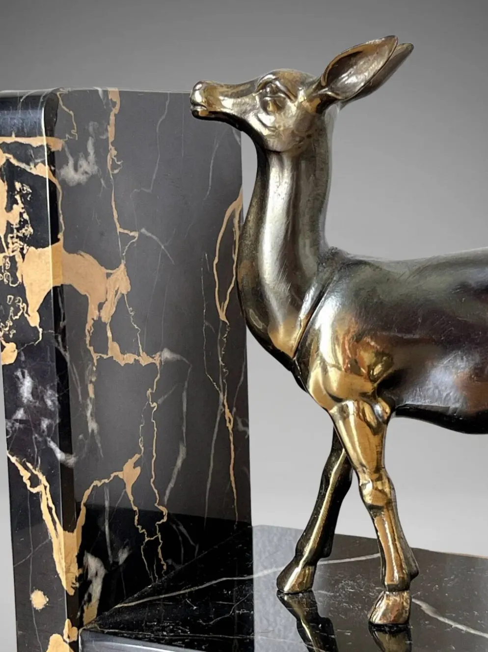Paire de serre-livres biches en marbre noir et métal doré – Style Art Déco