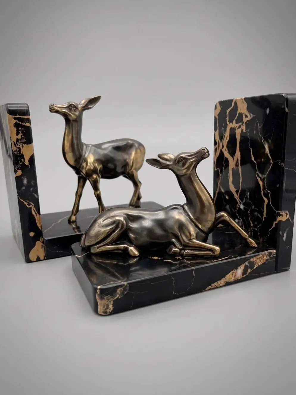 Paire de serre-livres biches en marbre noir et métal doré – Style Art Déco