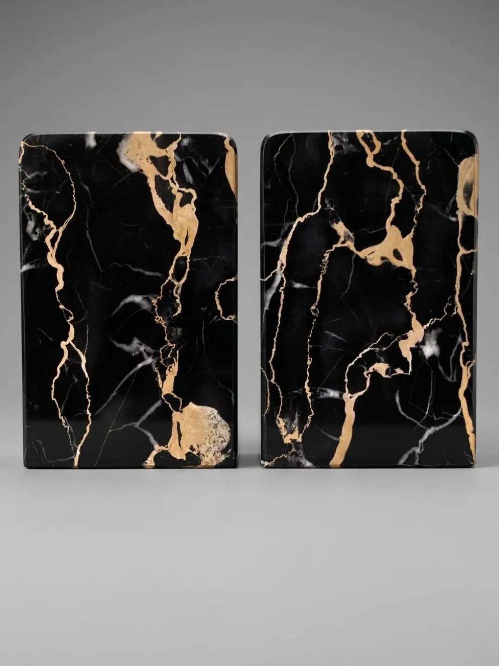 Paire de serre-livres biches en marbre noir et métal doré – Style Art Déco