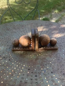 Paire de serre livres boules, en bois et metal, cisèles, vintage