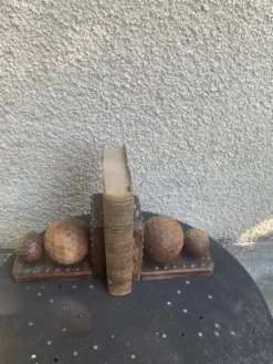 Paire de serre livres boules, en bois et metal, cisèles, vintage
