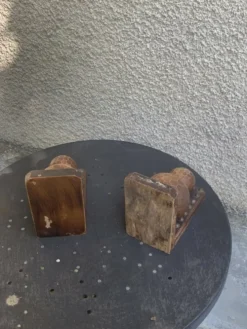Paire de serre livres boules, en bois et metal, cisèles, vintage