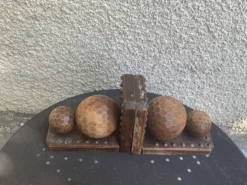 Paire de serre livres boules, en bois et metal, cisèles, vintage