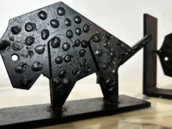 Paire de serre-livres brutalistes en forme de buffles / bisons, en métal noir, milieu du siècle.