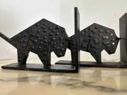 Paire de serre-livres brutalistes en forme de buffles / bisons, en métal noir, milieu du siècle.