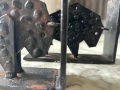 Paire de serre-livres brutalistes en forme de buffles / bisons, en métal noir, milieu du siècle.