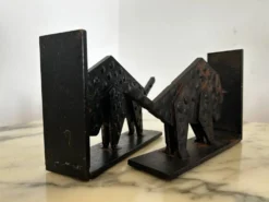 Paire de serre-livres brutalistes en forme de buffles / bisons, en métal noir, milieu du siècle.