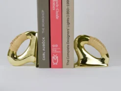 Paire de serre-livres Carl Auböck Flat Iron en laiton et rotin #3530, Vienne, Autriche