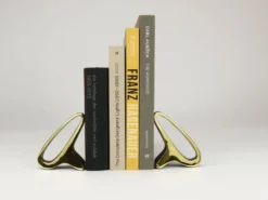 Paire de serre-livres Carl Auböck Milieu du siècle Oreilles en laiton #3848, Vienne, Autriche