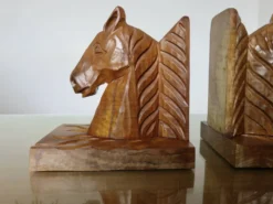 Paire de serre livres "chevaux" en bois de hêtre taillé à la gouge, 30-40