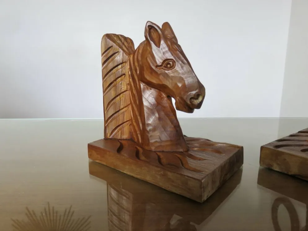 Paire de serre livres "chevaux" en bois de hêtre taillé à la gouge, 30-40