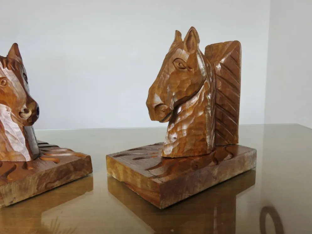 Paire de serre livres "chevaux" en bois de hêtre taillé à la gouge, 30-40