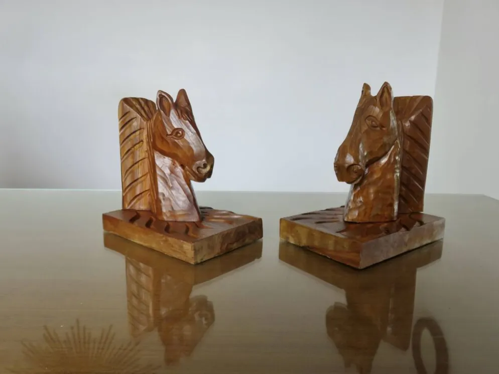 Paire de serre livres "chevaux" en bois de hêtre taillé à la gouge, 30-40