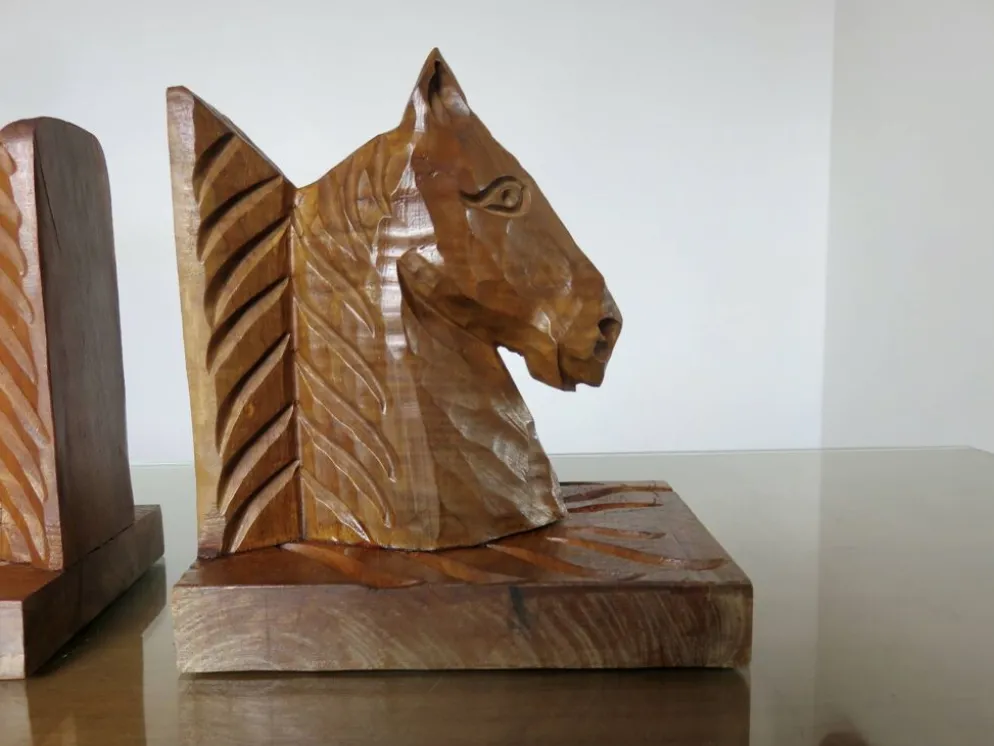 Paire de serre livres "chevaux" en bois de hêtre taillé à la gouge, 30-40
