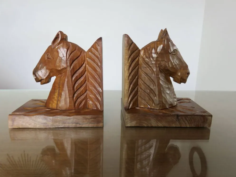 Paire de serre livres "chevaux" en bois de hêtre taillé à la gouge, 30-40