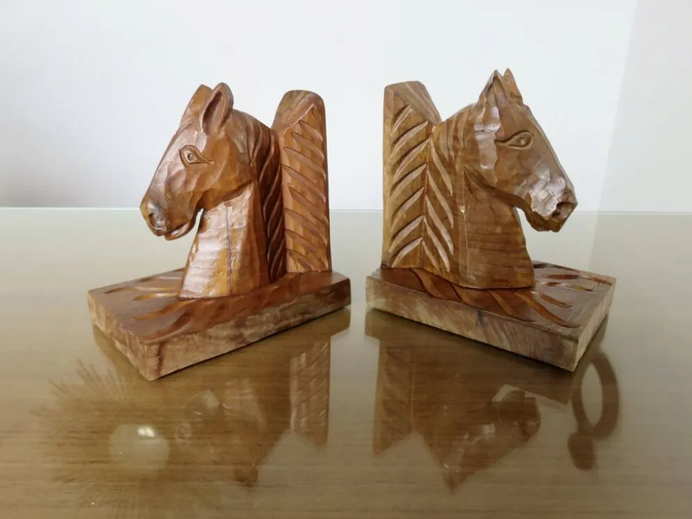 Paire de serre livres "chevaux" en bois de hêtre taillé à la gouge, 30-40